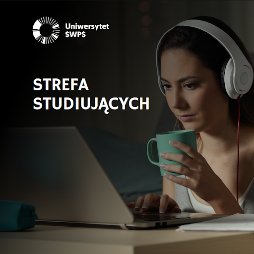 studentka uważnie patrzy w ekran monitora