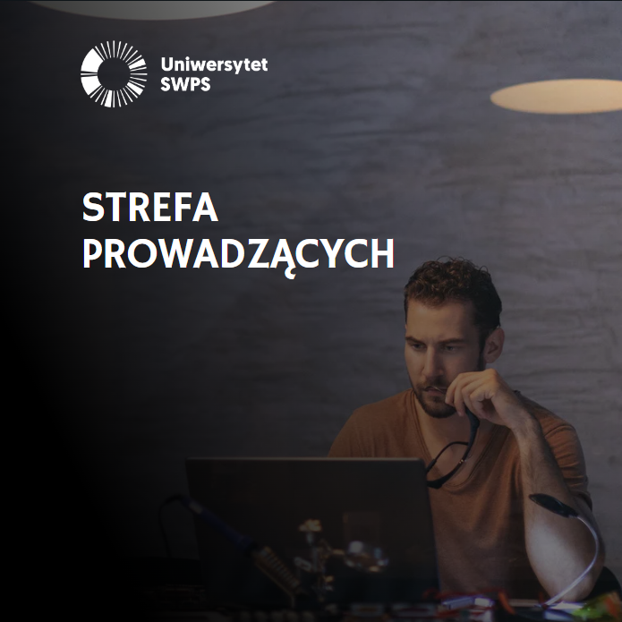 wykładowca uważnie patrzy w ekran monitora